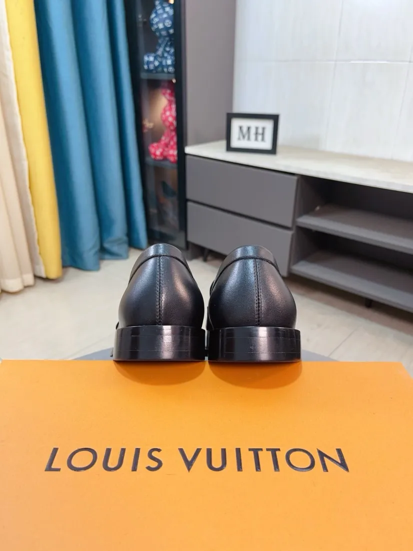 Men's Men's Shoes 💰500🌸🌸【LV】Louis Vuitton's new open-edge pigskin shoes are the most popular classic. Synchronized with the official website, the upper adopts Italian imported upper embossing➕comfortable cowhide lining, fashionable atmosphere, unique brand and unique craftsmanship. Highlighting the hot style of the new year. Stop hesitating, stop wandering, get it now. Code number: 38--44